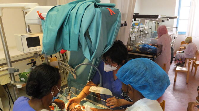 Beate Schneider beim Hilfseinsatz mit einer eritreischen Kinderkrankenschwester. Zu sehen auch die Zustände in der neontologisch