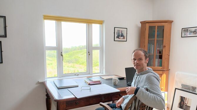 Jochen Weeber am Schreibtisch im Heinrich-Böll-Cottage.  FOTOS: WEEBER