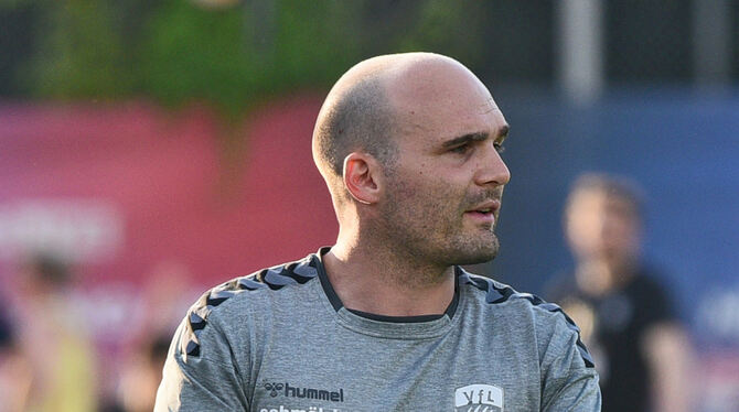 Trotz des Remis nicht unzufrieden: VfL-Coach Daniel Güney.  FOTO: TOBAUR/EIBNER