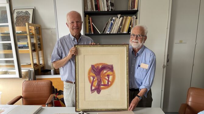 Rund 70 Werke und Bilder des Eninger Künstlers HAP Grieshaber stiftet Sammler Günther Kurz (rechts) dem Förderverein Eninger Kun