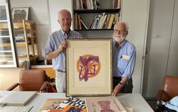 Rund 70 Werke und Bilder des Eninger Künstlers HAP Grieshaber stiftet Sammler Günther Kurz (rechts) dem Förderverein Eninger Kun