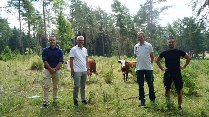 Hauptamtsleiter Lukas Bloching und Bürgermeister Jochen Zeller (von links) haben das Projekt von Sven Wahl und Kai Rau für die A