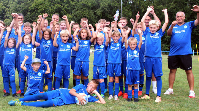 Hurra: Die Kinder sind begeistert vom Sommercamp des FC Engstingen und der Stuttgarter Kickers. FOTO: LEIPPERT Hurra: Die Kinder sind begeistert vom Sommercamp des FC Engstingen und der Stuttgarter Kickers. FOTO: LEIPPERT