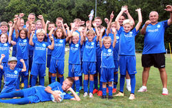 Hurra: Die Kinder sind begeistert vom Sommercamp des FC Engstingen und der Stuttgarter Kickers.  FOTO: LEIPPERT