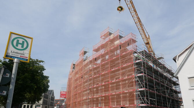 Der Baufortschritt an den Gebäuden in der Metzinger Wilhelmstraße 13 bis 21 schreitet rasant voran – am Mittwoch wurde Richtfest