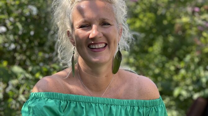 Schreibt Krimis mit kulinarischer Note: Die Öschingerin Nicole Grün.  FOTO: MAX GRÜN