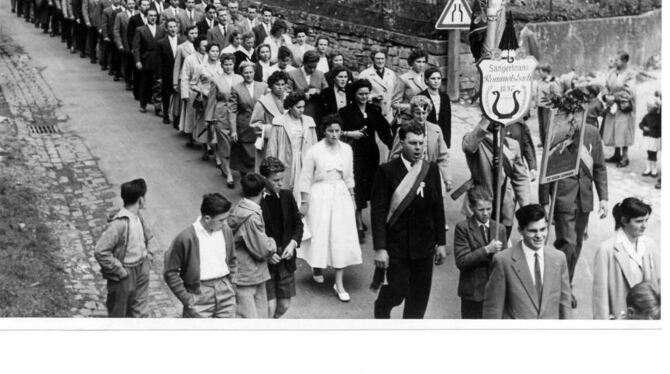 Festzug durch Rommelsbach: Anlässlich des 60. Sängerkranz-Geburtstags war 1957 fast das gesamte Dorf auf den Beinen. FOTO: ARCHI