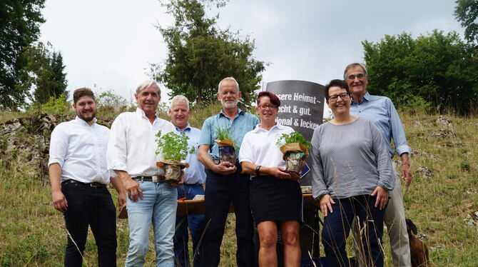 Tobias und Karl Schmid (Edeka Gammertingen, von links), Ortsvorsteher Karl Endriß, Jörg Scham, Angelika Straubinger (Albverein G