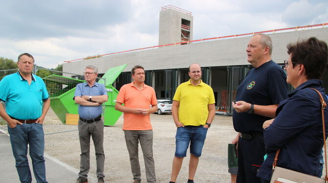 Das künftige Feuerwehrhaus ist schon von außen imposant: Kommandant Hartmut Holder (zweiter von rechts) im Gespräch mit dem CDU-