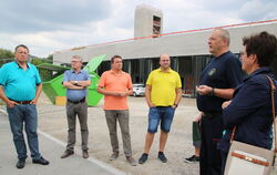 Das künftige Feuerwehrhaus ist schon von außen imposant: Kommandant Hartmut Holder (zweiter von rechts) im Gespräch mit dem CDU-