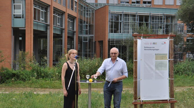 Berichtete von einer Exkursion ins KZ-»Ghetto« Theresienstadt: Linda Kreuzer neben Kreisarchivar Wolfgang Sannwald. FOTO: RAHMAN