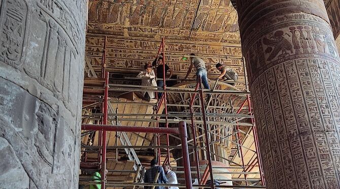 Konservatoren auf dem Gerüst im Chnum-Tempel im mittelägyptischen Esna.