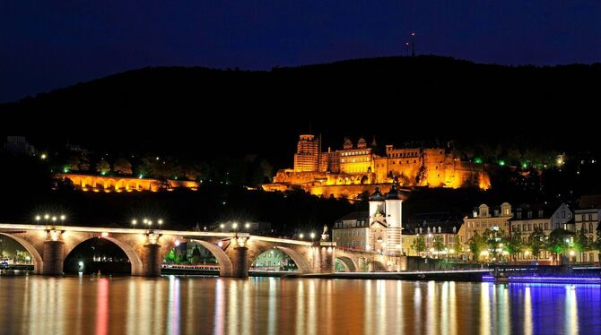 Heidelberger Schloss erstrahlt bei nächtlicher Beleuchtung