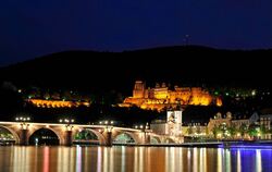 Heidelberger Schloss erstrahlt bei nächtlicher Beleuchtung