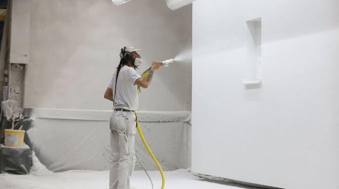 Weiß auf Weiß: Am Ende der Produktionsstraße bekommen die Hauswände Farbe. Oft Weiß, muss aber nicht sein.  FOTOS: REISNER