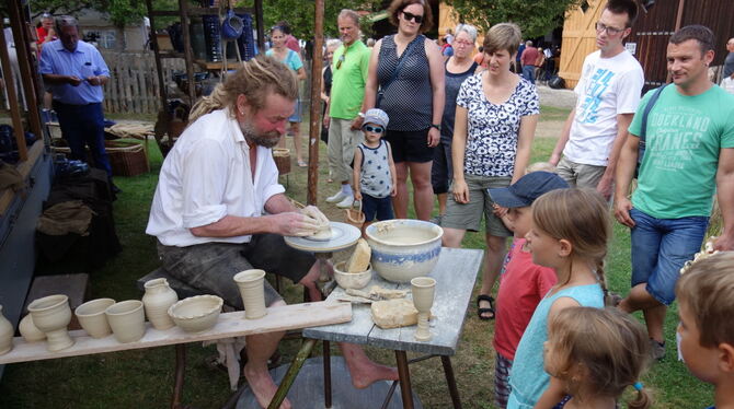 Ein Töpfer zeigt sein Handwerk beim Museumsfest im Bauernhofmuseum.  FOTO: PRIVAT