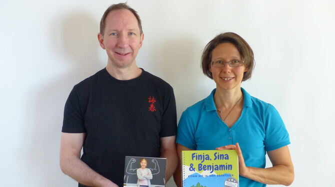 Die Kampfkunst-Trainer Michaela und Jochen Dietter verfassten Comicbücher mit Sicherheitstipps für Kinder und Jugendliche.  FOTO