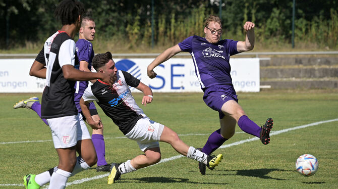 Rasid Demirel (zweiter von rechts) erzielt das 4:0 für den TSV Mähringen. Rechts: Max Gutbrod vom SV Wannweil.  FOTO: BAUR