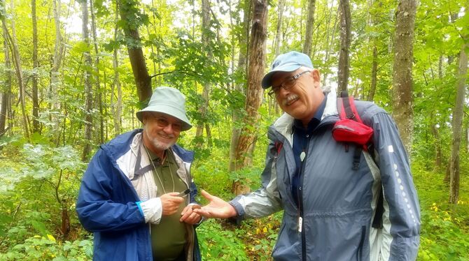 Dr. Martin Adler (rechts) veranstaltete die Schneckenführung, einziger, aber sehr interessierter Gast war der Botaniker und Apot