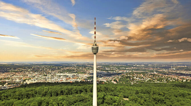 Von oben ist der Fernsehturm ein Hingucker. Von unten ist der Degerlocher Wald ziemlich vermüllt. FOTO: SCHÖNFELD/ADOBE STOCK Von oben ist der Fernsehturm ein Hingucker. Von unten ist der Degerlocher Wald ziemlich vermüllt. FOTO: SCHÖNFELD/ADOBE STOCK