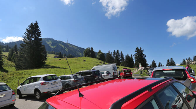 Autos von Ausflüglern stehen auf dem voll belegten Parkplatz der Alpe Kammeregg in den bayerischen Alpen.  FOTO: HILDENBRAND/DP