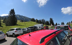  Autos von Ausflüglern stehen auf dem voll belegten Parkplatz der Alpe Kammeregg in den bayerischen Alpen.  FOTO: HILDENBRAND/DP