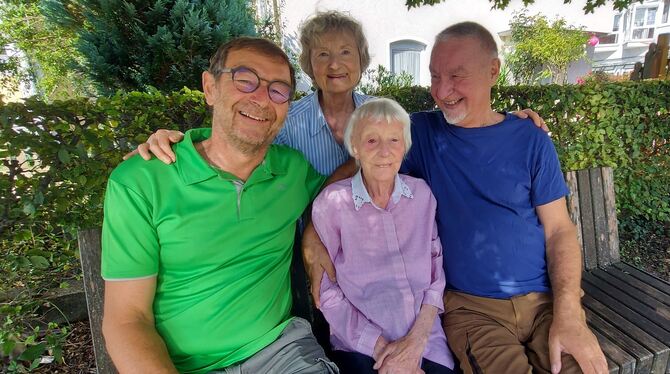Anneliese Hagmaier mit dreien ihrer Kinder: Thomas, Ingeborg und Werner. Sie und weitere Familienmitglieder feiern heute, am 25.