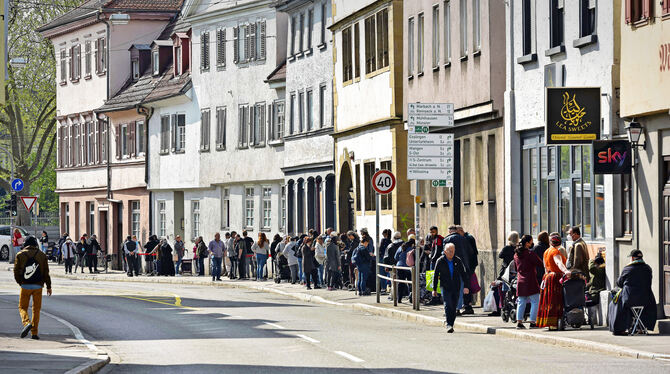 Die lange Warteschlange vor dem Tafelladen in Bad Cannstatt ist keine Ausnahme.  FOTO: LG/KOVALENKO