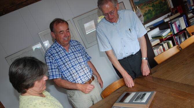 Patricia Stasch und Dr. Fritz Kemmler (rechts) vom Arbeitskreis Stadtgeschichte zusammen mit Stadtarchivar Rolf Bidlingmaier und