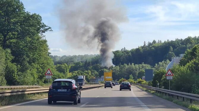 Ein Schuppen war in Brand geraten. Die Rauchsäule war von der B 27 aus gut zu sehen.  FOTO: PRIVAT
