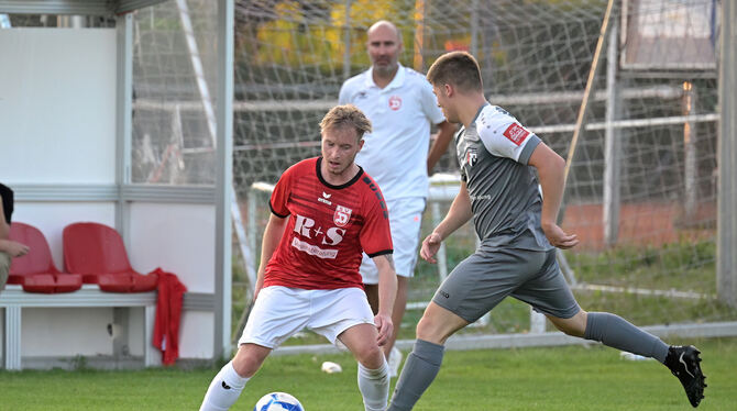 An ihm liegt’s nicht, dass Degerschlacht ausscheidet: Dominik Kaschuba, der hier von Jens Bechthold attackiert wird, erzielt dre