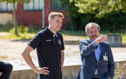 Jascha Maus (links) und Tigers-Boss Prof. Michael Bamberg.  FOTO: DUDDEK/EIBNER