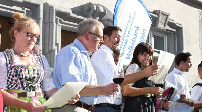 Mit erhobenen Gläsern eröffnen OB Thomas Keck (Bildmitte) und Regine Vohrer singend gemeinsam mit Wirten das 35. Reutlinger Wein