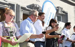 Mit erhobenen Gläsern eröffnen OB Thomas Keck (Bildmitte) und Regine Vohrer singend gemeinsam mit Wirten das 35. Reutlinger Wein