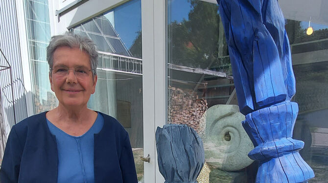 Margit König aus Engstingen stellt Bilder, Skulpturen und Plastiken in der Sphäre in Ehestetten aus. Titel ist »Blau bewegt«.  F