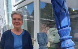 Margit König aus Engstingen stellt Bilder, Skulpturen und Plastiken in der Sphäre in Ehestetten aus. Titel ist »Blau bewegt«.  F