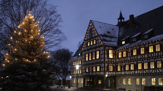 Advent, Advent, ein Lichtlein brennt? Lichterglanz und warme Stuben im Winter haben ihre Selbstverständlichkeit verloren. Das Ra Advent, Advent, ein Lichtlein brennt? Lichterglanz und warme Stuben im Winter haben ihre Selbstverständlichkeit verloren. Das Ra