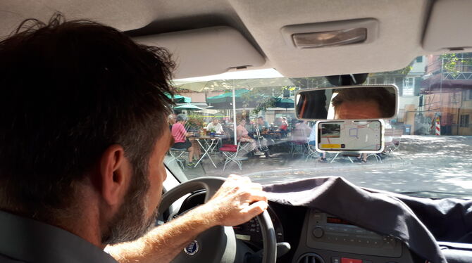 Jochen Strey von der Abteilung Straßen und Verkehr Tübingen bei einer Probefahrt mit Pressevertretern.  FOTO: STÖHR