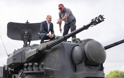 Bundeskanzler Olaf Scholz (SPD) besucht das Ausbildungsprogramm für ukrainische Soldaten an dem Flugabwehrkanonenpanzer Gepard a