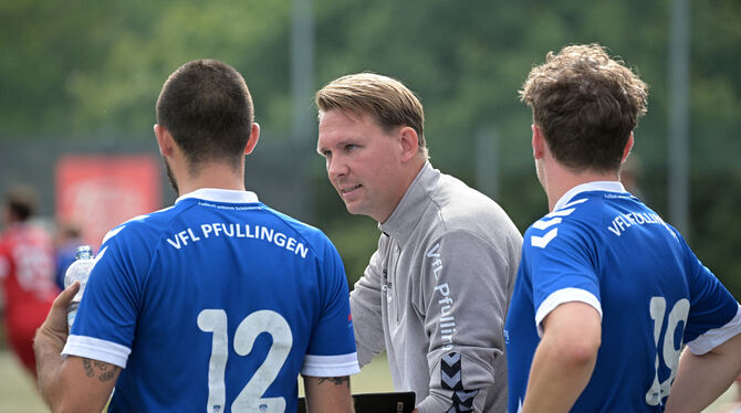 Pfullingens Co-Trainer Benjamin Ponath (Mitte) gibt Anweisungen an Ioannis Potsou (links) und Marvin Heim. FOTO: BAUR