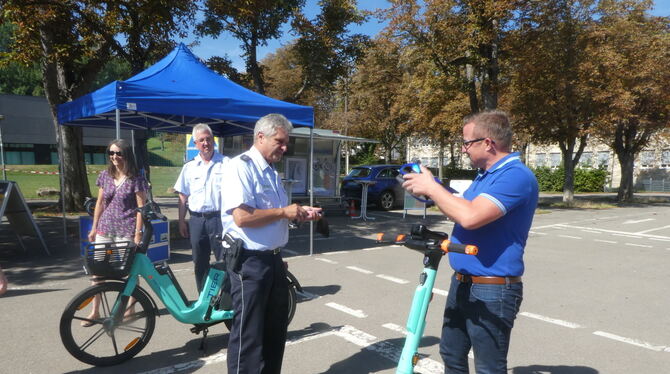 Pfullingens Bürgermeister Stefan Wörner nimmt einen Fahrradhelm der Polizei entgegen. Auch er meint, dass es eine dumme Idee ist