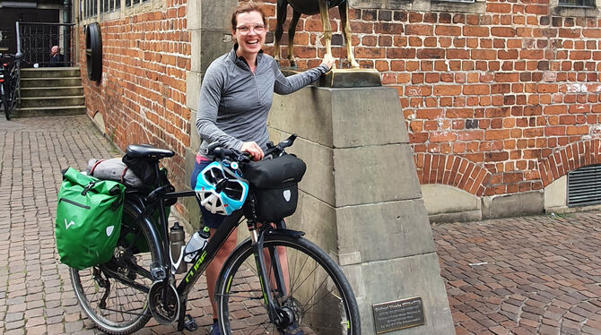 Fahrradtour von Judith Armbruster aus Walddorfhäslach: 2 500 Euro an Spendengeldern sind zusammengekommen.  FOTO: PRIVAT