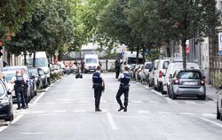 Lieferwagen fährt in belgischer Hauptstadt in Terrasse
