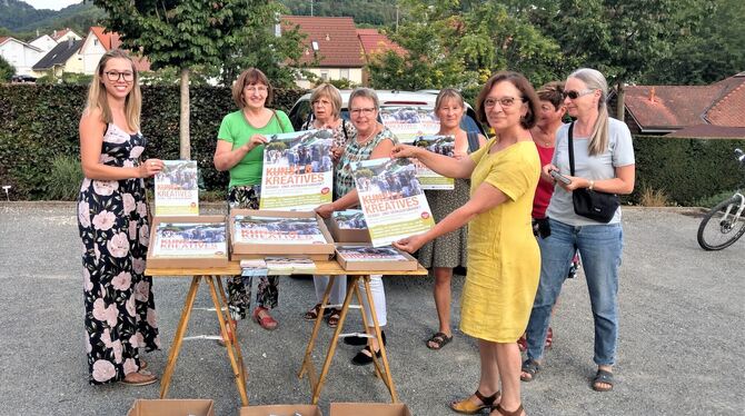 Plakate und Flyer für den Kunst- und Kreativmarkt haben Evelyn Hay (Vierte von links) und ihr Team inzwischen unter die Leute ge