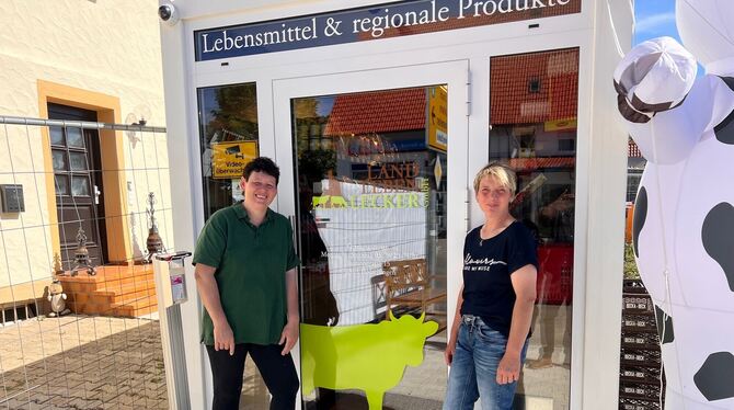 Sabine Reiff und ihre Schwester Petra Reiff (rechts) vor ihrem Laden in Holzelfingen. Die Kunden sind überrascht vom großen Ange