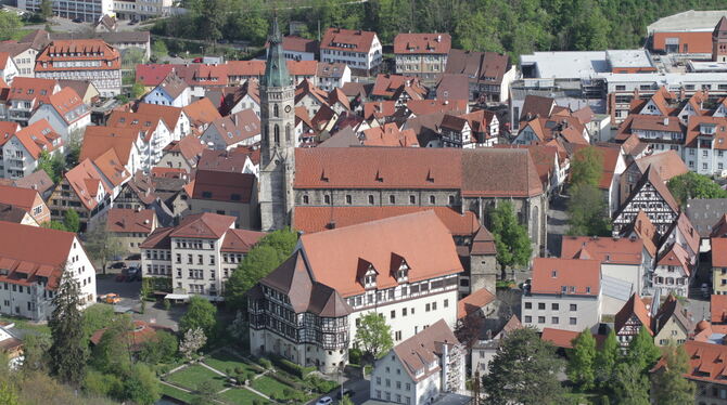 Das Uracher Residenzschloss vom Hanner Fels aus gesehen. Im Hintergrund die Amanduskirche, vor dem Schloss das Haus des Tourismu