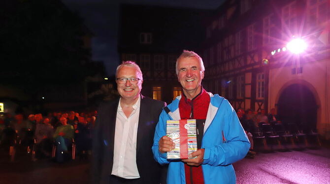 Vor dem Film »Elvis« verabschiedete Bürgermeister Robert Hahn (links) Klaus Kupke.  FOTO: REISNER