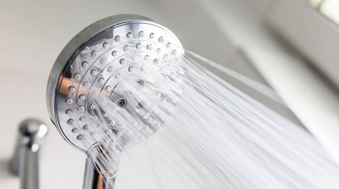 Wasser kommt aus einem Duschkopf.