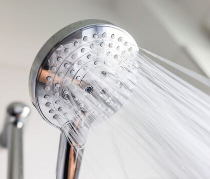 Wasser kommt aus einem Duschkopf.