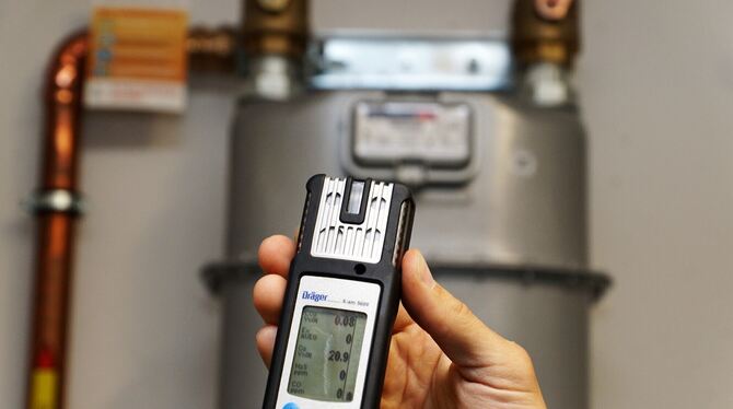Mit einem solchen Gasmessgerät kann schnell festgestellt werden, ob in einer Wohnung Gas ausgetreten ist.  FOTO: LENK